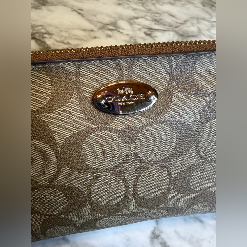 Vintage Coach Tan Signature zippered pouch - Picture 2 of 9
